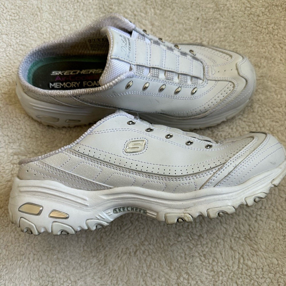 Skechers D’Lites Slip Ons